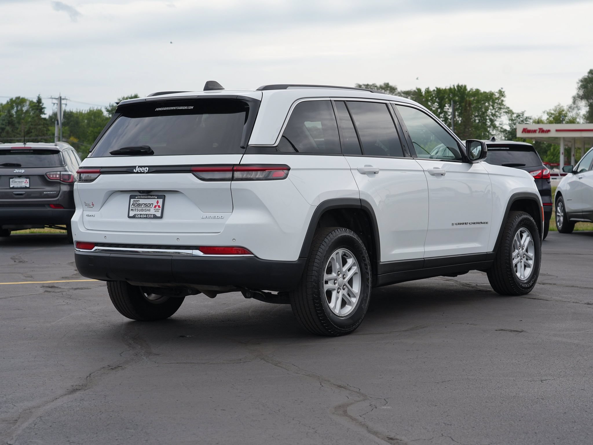 Used 2023 Jeep Grand Cherokee Laredo AWD/4WD image 3