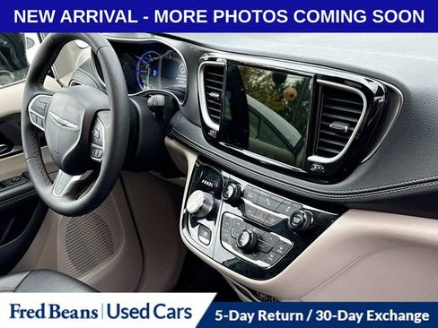 Used 2024 Chrysler Pacifica Limited FWD image 6