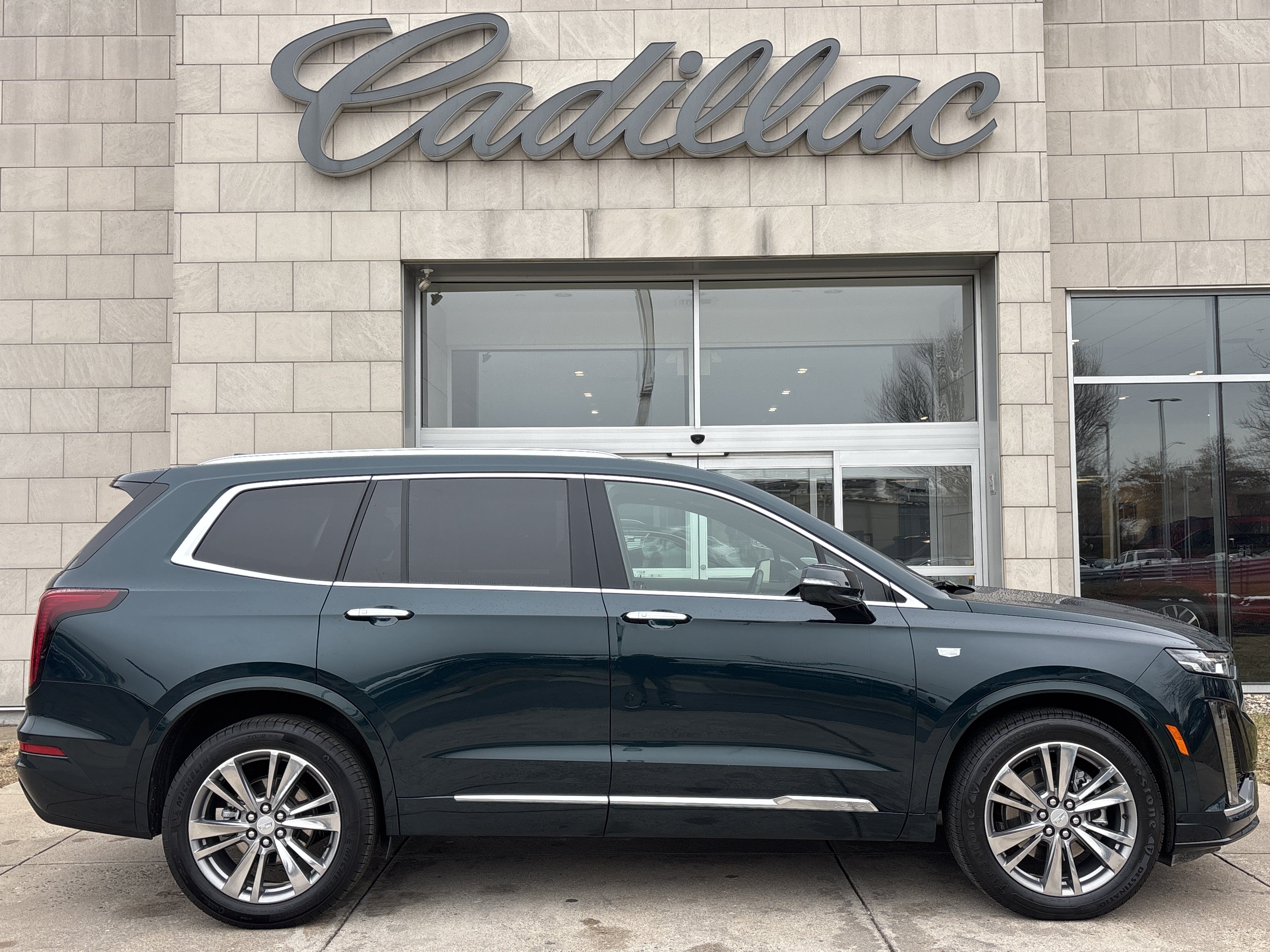 Used 2025 Cadillac XT6 Premium Luxury AWD/4WD image 3