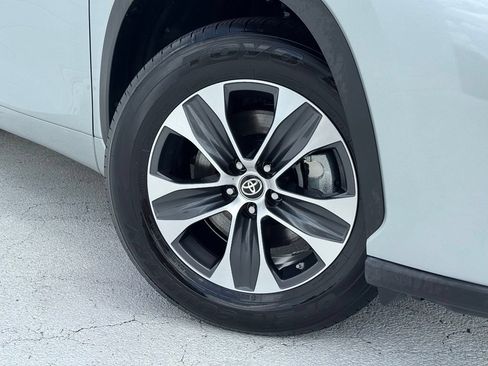 Used 2024 Toyota Highlander XLE FWD image 7