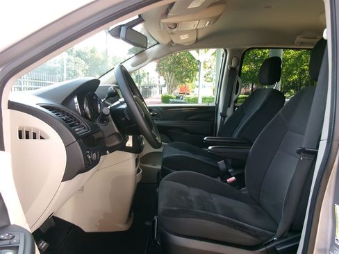 Used 2018 Dodge Grand Caravan SE w/ UConnect Hands-Free Group FWD image 11