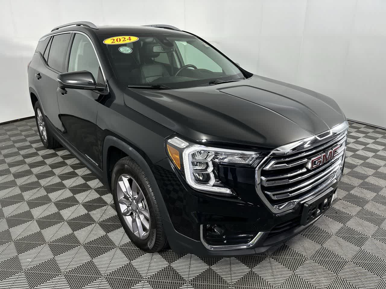 Used 2024 GMC Terrain SLT AWD/4WD image 2