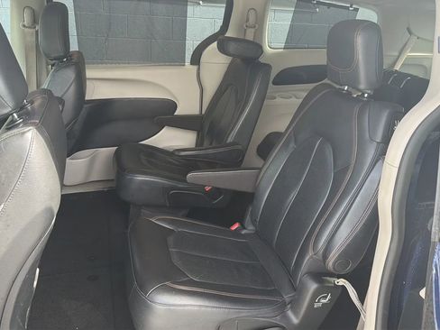 Used 2020 Chrysler Pacifica Touring-L FWD image 15