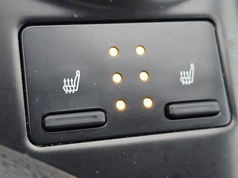 Used 2020 Toyota Camry XLE image 10