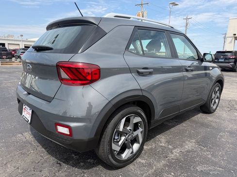 Used 2024 Hyundai Venue SEL FWD image 3