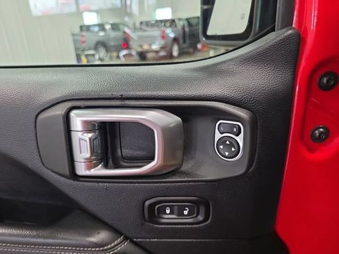 Used 2018 Jeep Wrangler Unlimited Sahara w/ Cold Weather Group AWD/4WD image 21