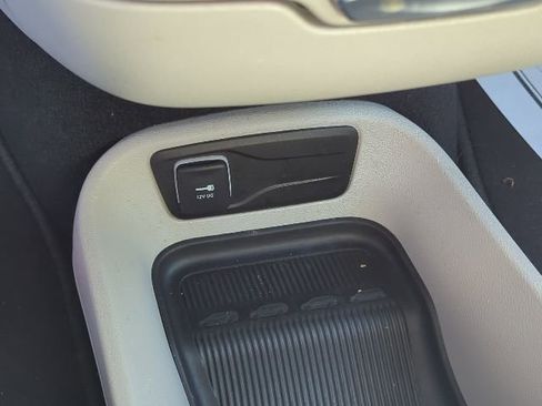 Used 2024 Chrysler Pacifica Touring-L image 30