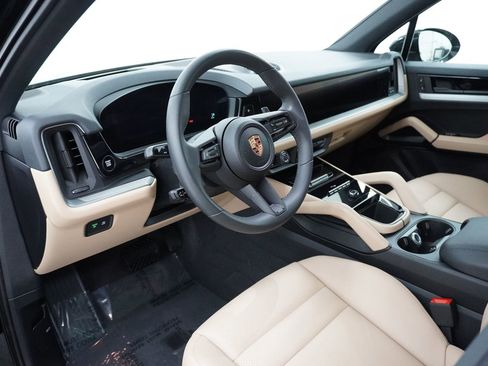 Used 2025 Porsche Cayenne image 4