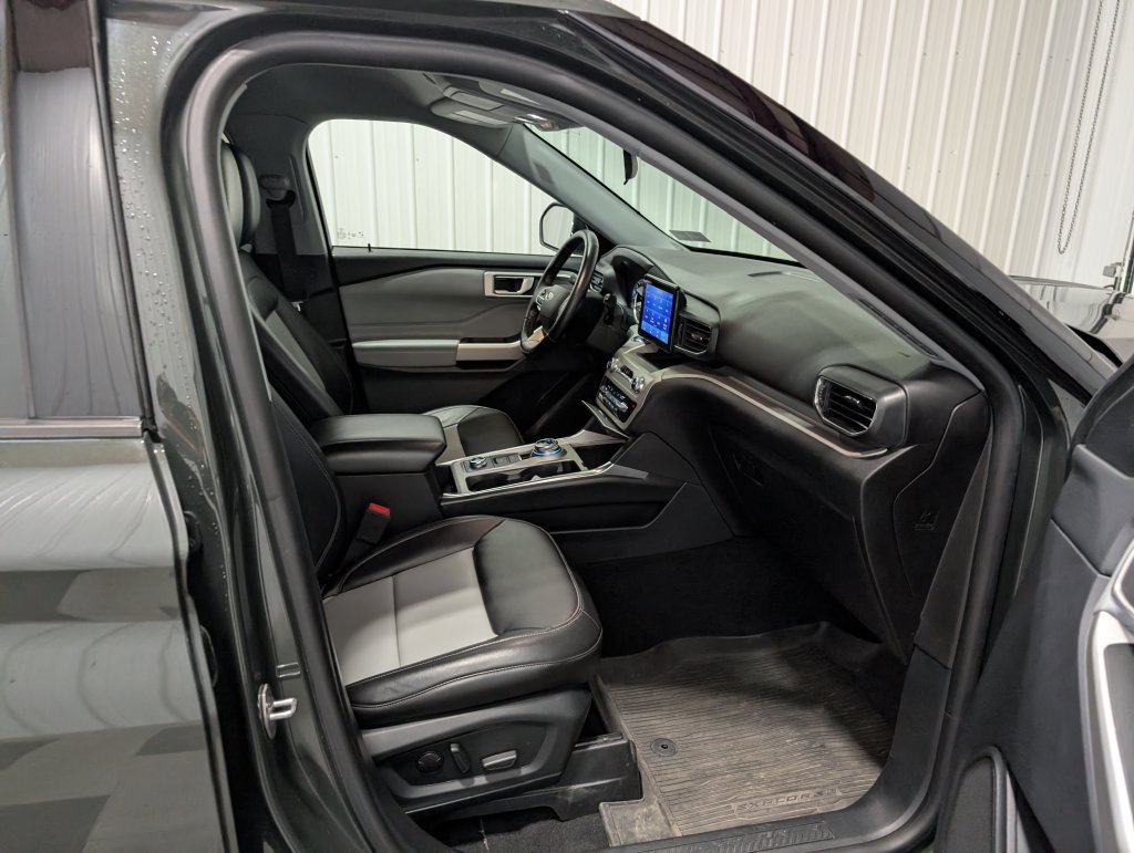 Used 2022 Ford Explorer XLT w/ Equipment Group 202A AWD/4WD image 28