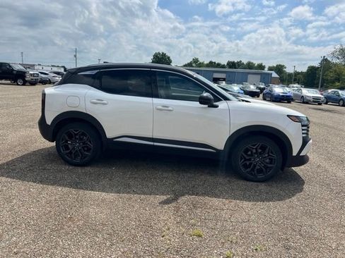 Used 2025 Nissan Kicks SR w/ SR Premium Package AWD/4WD image 2