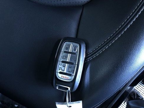 Used 2025 Chrysler Pacifica Select image 32