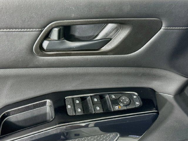 Used 2023 Nissan Pathfinder SV w/ SV Premium Package AWD/4WD image 17
