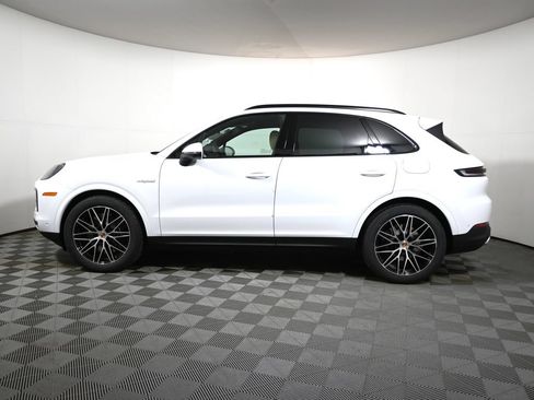 Used 2026 Porsche Cayenne E-Hybrid AWD/4WD image 2