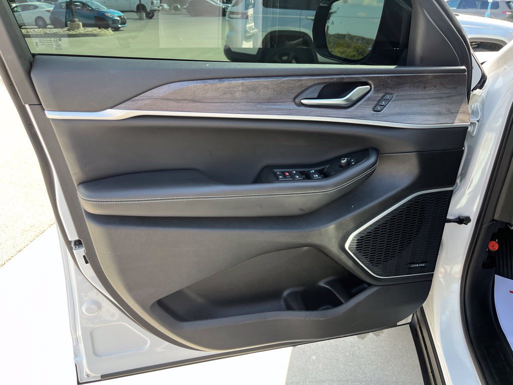 Used 2023 Jeep Grand Cherokee Limited AWD/4WD image 5