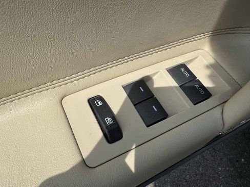 Used 2011 Lincoln MKZ image 24