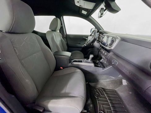 Used 2018 Toyota Tacoma TRD Sport image 30
