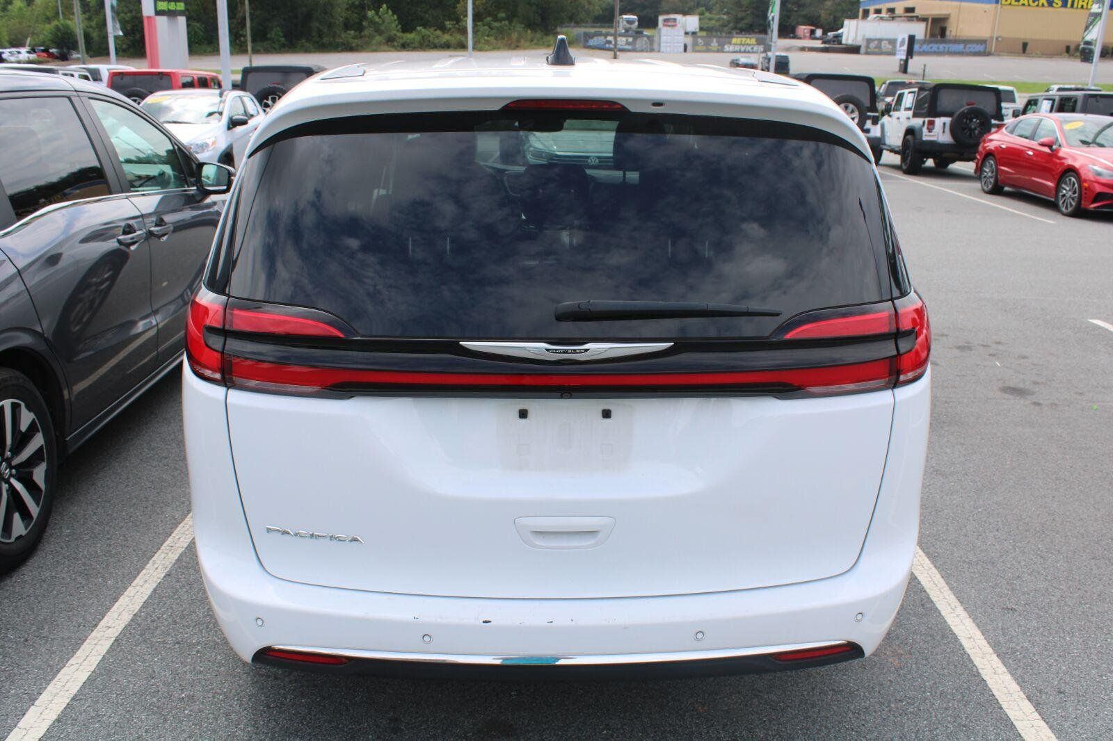 Used 2024 Chrysler Pacifica Touring-L FWD image 7