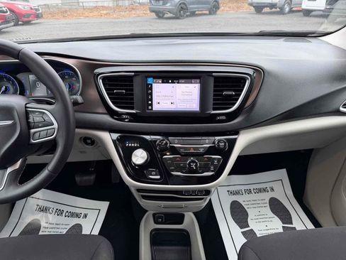 Used 2023 Chrysler Voyager LX image 25