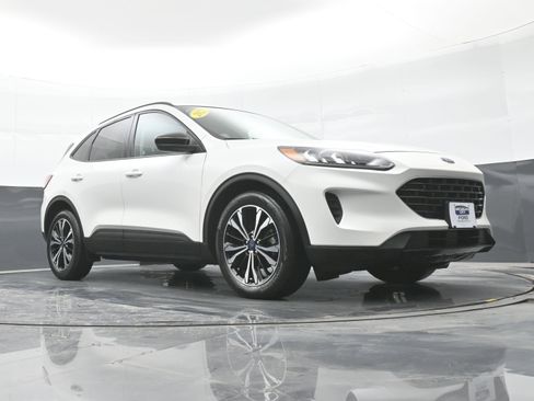 Used 2022 Ford Escape SE w/ SE Sport Appearance Package image 38