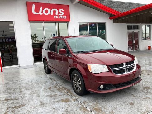 Used 2017 Dodge Grand Caravan SXT FWD image 2