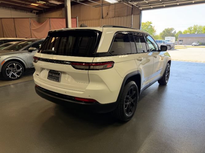 Used 2024 Jeep Grand Cherokee Altitude AWD/4WD image 5