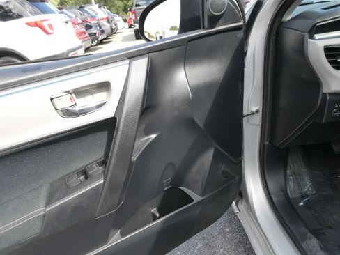Used 2015 Toyota Corolla LE FWD image 14