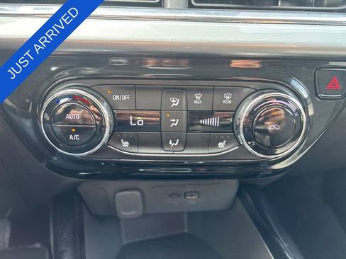 Used 2025 Chevrolet Trax LT w/ LT Convenience Package FWD image 18