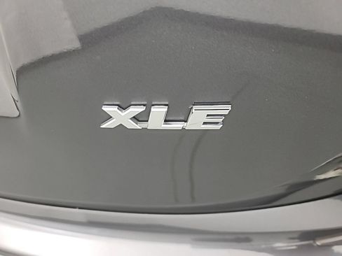 Used 2018 Toyota RAV4 XLE w/ Plus Extra Value Package FWD image 12