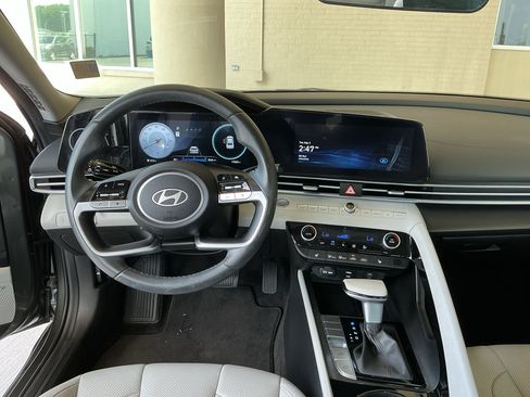 Certified 2025 Hyundai Elantra Limited FWD image 13