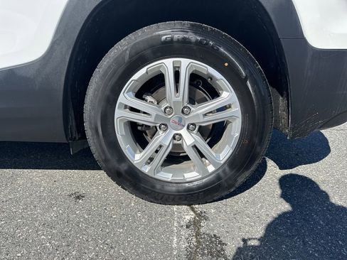 Used 2024 GMC Terrain SLE image 28