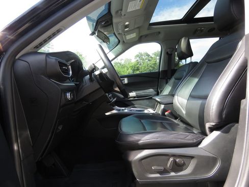 Used 2021 Ford Explorer XLT w/ Equipment Group 202A AWD/4WD image 10
