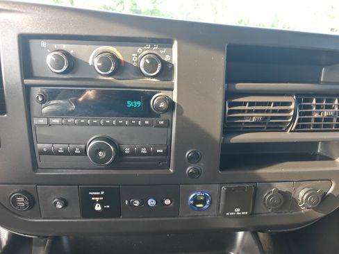 Used 2018 Chevrolet Express 2500 w/ Driver Convenience Package RWD image 21