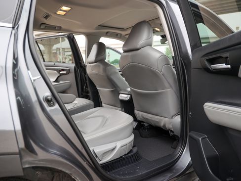 Used 2025 Toyota Highlander XLE AWD/4WD image 22