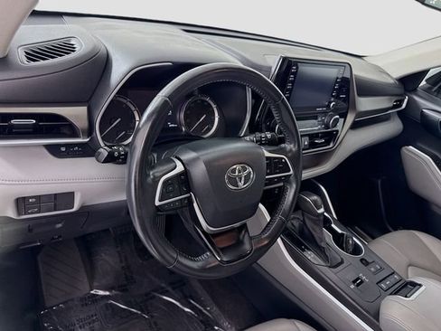 Used 2022 Toyota Highlander XLE FWD image 9