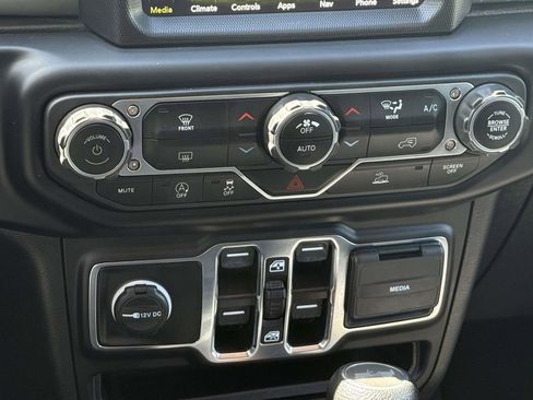 Used 2023 Jeep Wrangler Unlimited Sahara AWD/4WD image 17
