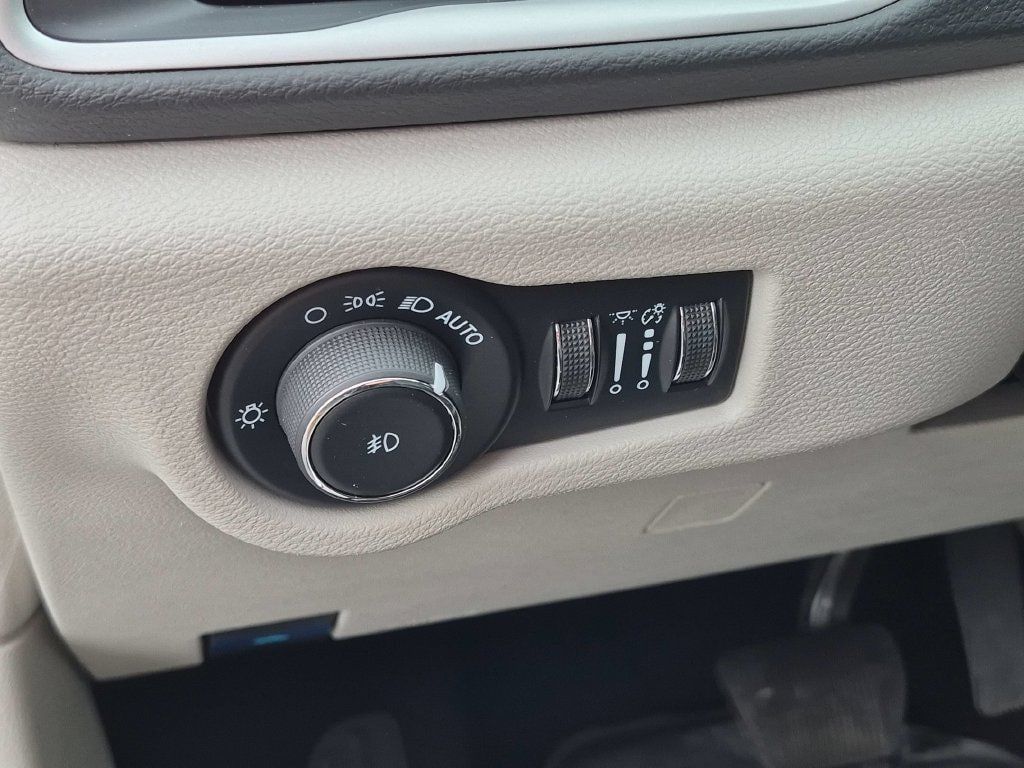 Used 2024 Chrysler Pacifica Touring-L FWD image 13