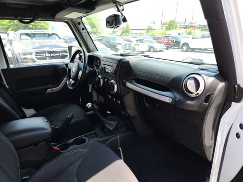 Used 2016 Jeep Wrangler Rubicon w/ Power Convenience Group AWD/4WD image 19