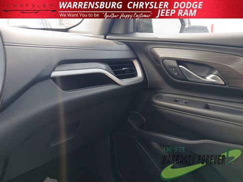 Used 2024 GMC Terrain SLT AWD/4WD image 28