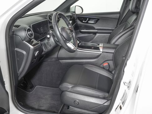 Used 2025 Mercedes-Benz GLC 300 4MATIC image 14