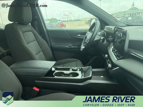Used 2026 Chevrolet Equinox LT FWD image 2