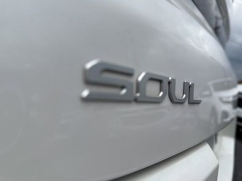 Used 2023 Kia Soul LX image 15