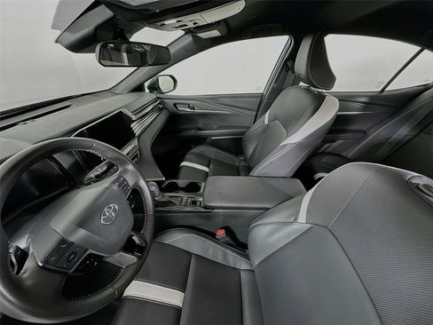 Used 2025 Toyota Camry SE image 11