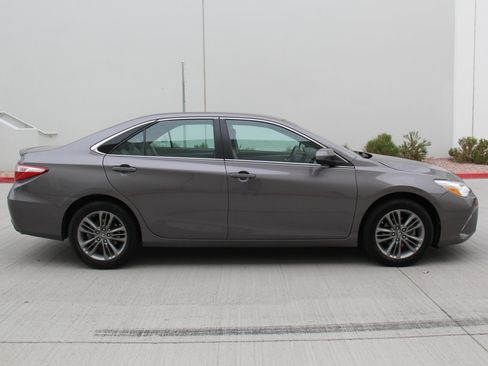 Used 2017 Toyota Camry SE image 4