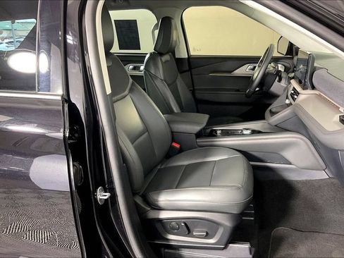 Used 2025 Ford Explorer Active w/ Active Comfort Package RWD image 9