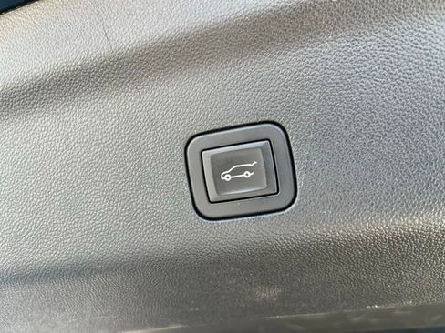 Used 2025 Chevrolet Suburban Z71 AWD/4WD image 18