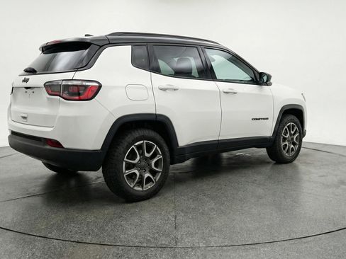Used 2025 Jeep Compass Trailhawk AWD/4WD image 9