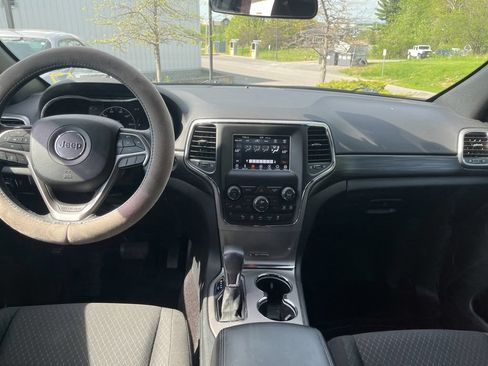 Used 2019 Jeep Grand Cherokee Laredo AWD/4WD image 12
