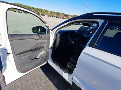 New 2026 Volkswagen Taos SE image 17