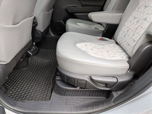 Used 2022 Toyota Highlander Bronze Edition image 19