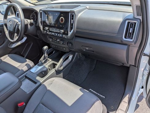 Used 2025 Nissan Frontier SV w/ SV Convenience Package RWD image 36